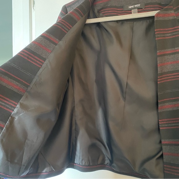 Slightly cropped Nine West blazer with stripes and flutter 3/4 sleeves. Size 6 - Picture 4 of 10